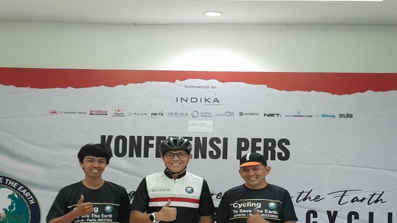 Pesepeda Irjen Pol (Purn) Royke Lumowa (tengah) "cycling anywhere to save the earth" di Hotel Amaris Juanda, Jakarta, Rabu (7/6/2023) (ANTARA/FAJAR SATRIYO)