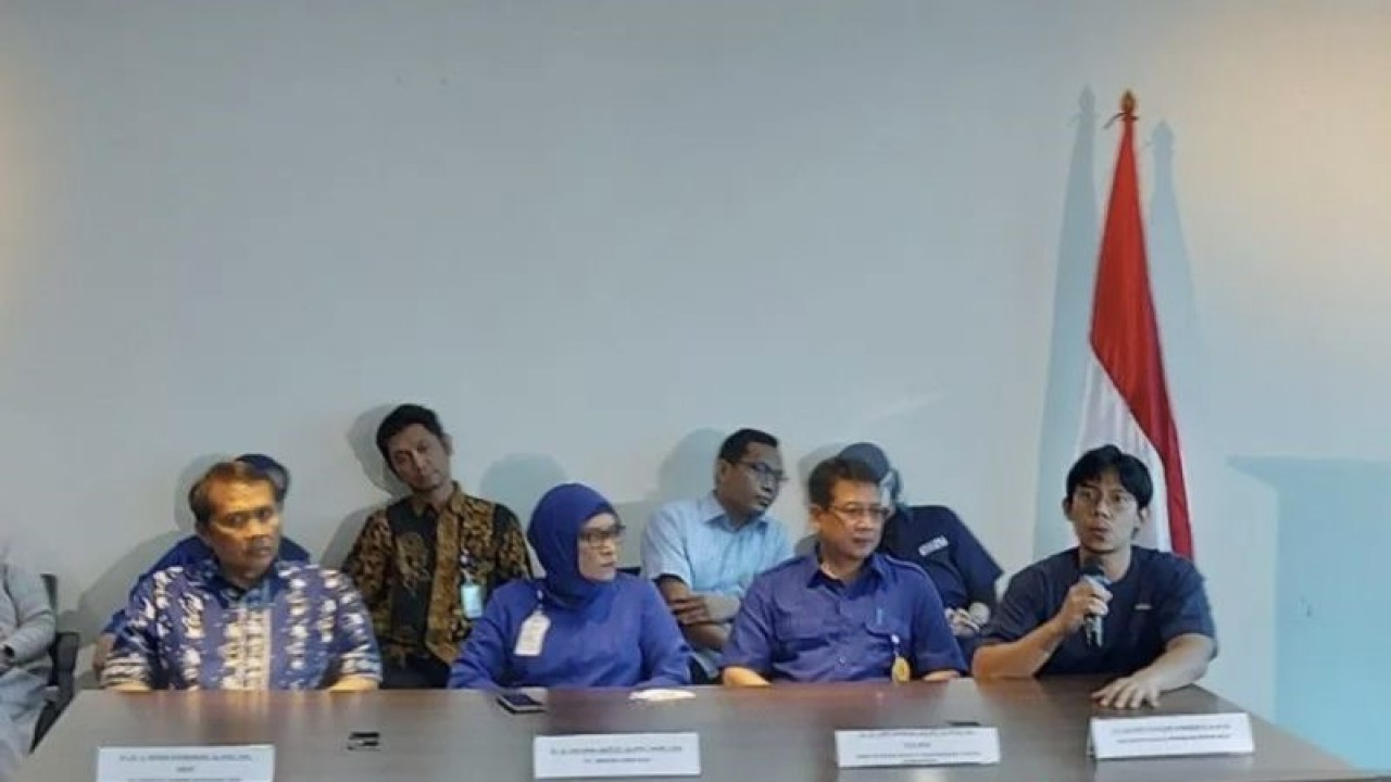Direktur Utama RSUPN RSCM Jakarta, dr Lies Dina Liastuti, SpJP(K), MARS, (kedua kiri) didampingi tim medis dalam konferensi pers di RSCM Jakarta, Rabu (14/6/2023). (ANTARA/Andi Firdaus).
