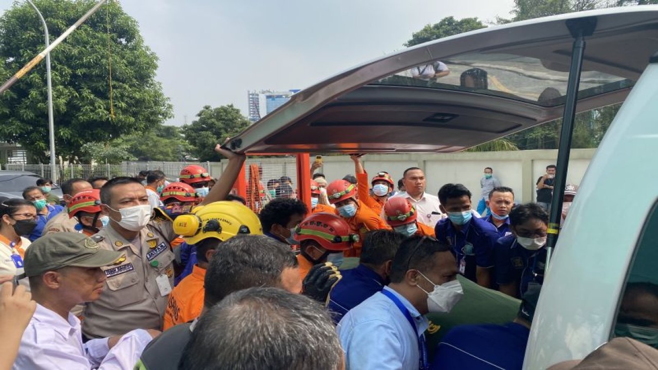 Proses pengangkatan jenazah pasien obesitas 300 kilogram Moch Fajri Rifana ke dalam mobil jenazah di Rumah Sakit Umum Pusat Nasional (RSUP) Cipto Mangunkusumo, Jakarta, Kamis (22/6/2023). (ANTARA/AstridFaidlatulHabibah)