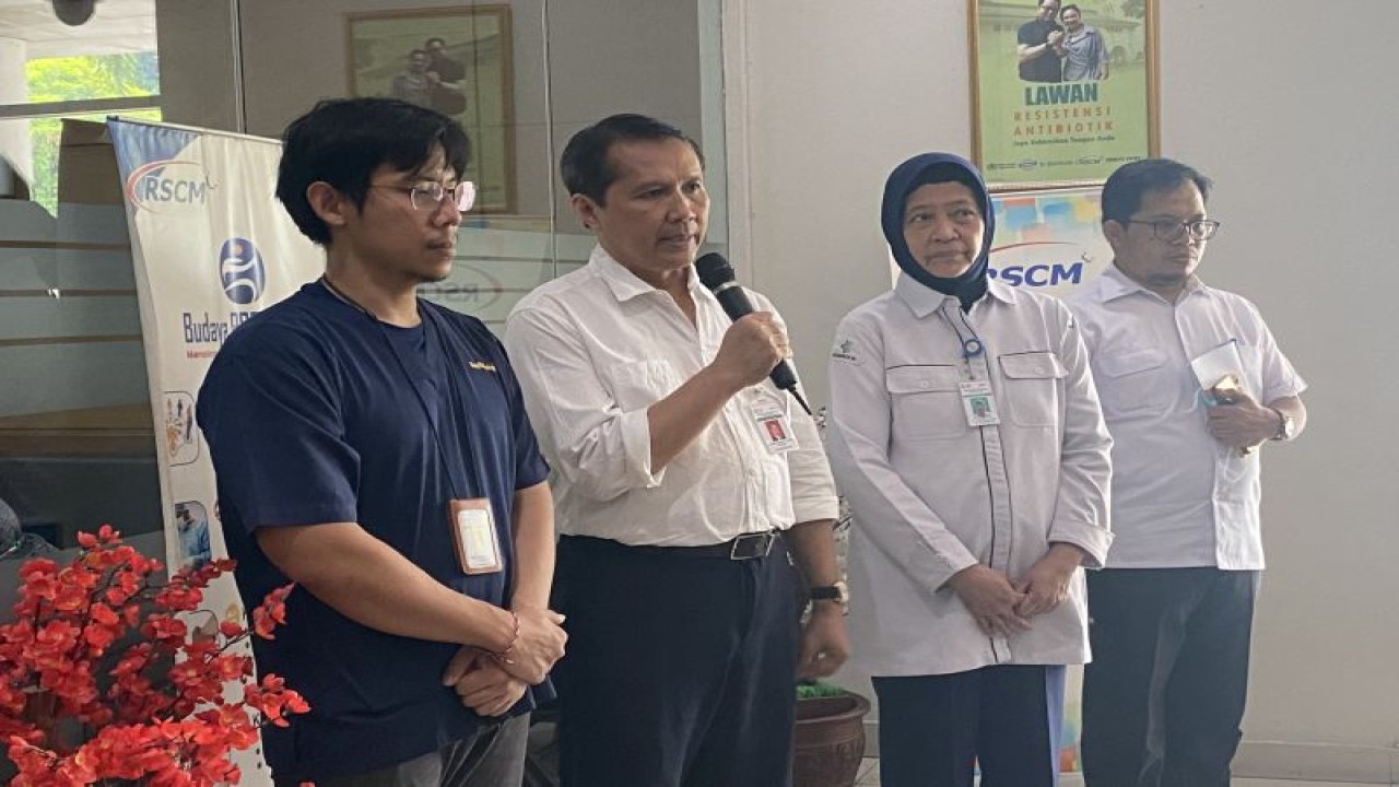Pelaksana Tugas (Plt) Direktur Layanan Operasional Rumah Sakit Umum Pusat Nasional (RSUP) Cipto Mangunkusumo Jakarta Renan Sukmawan dalam konferensi pers di Jakarta, Kamis (22/6/2023). (ANTARA/AstridFaidlatulHabibah)