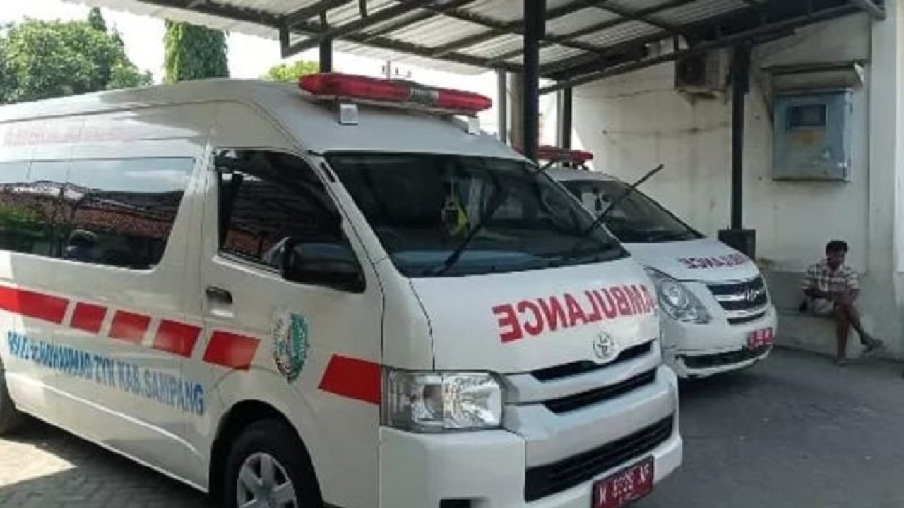 Salah satu mobil ambulans RSUD Sampang untuk layanan program angkutan gratis bagi pasien yang hendak dirawat di rumah sakit itu. (ANTARA/HO-Kominfo Sampang)