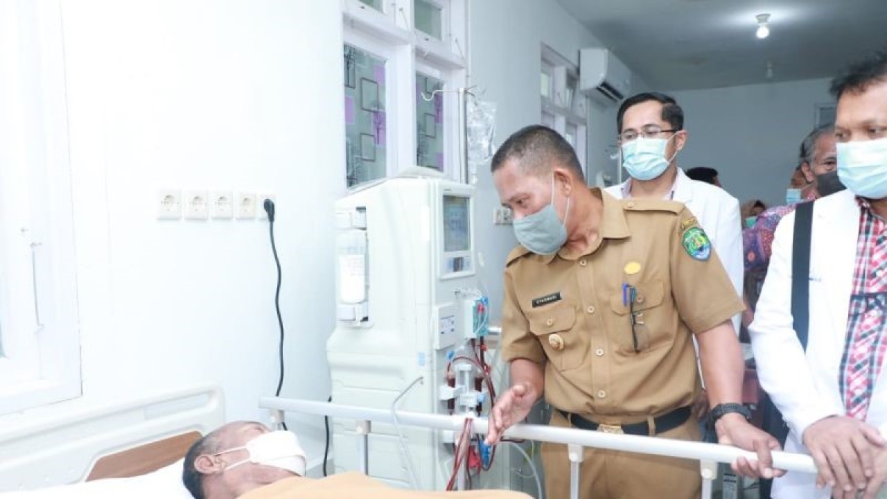 Arsip Foto - Bupati Bulungan Syarwani menjenguk pasien di ruang pelayanan unit hemodialisis atau cuci darah di RSUD Soemarno Sosroatmodjo Tanjung Selor, Bulungan, Senin (26/6/2023). (ANTARA/Muh. Arfan)
