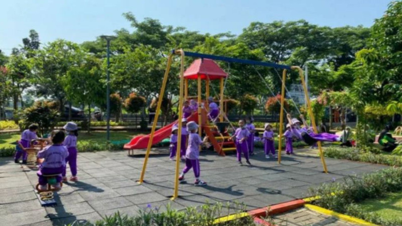 Arsip foto - Suasana anak bermain di Ruang Publik Terpadu Ramah Anak (RPTRA) Abdi Praja, Jakarta, Rabu (28/9/2022). ANTARA/Luthfia Miranda Putri