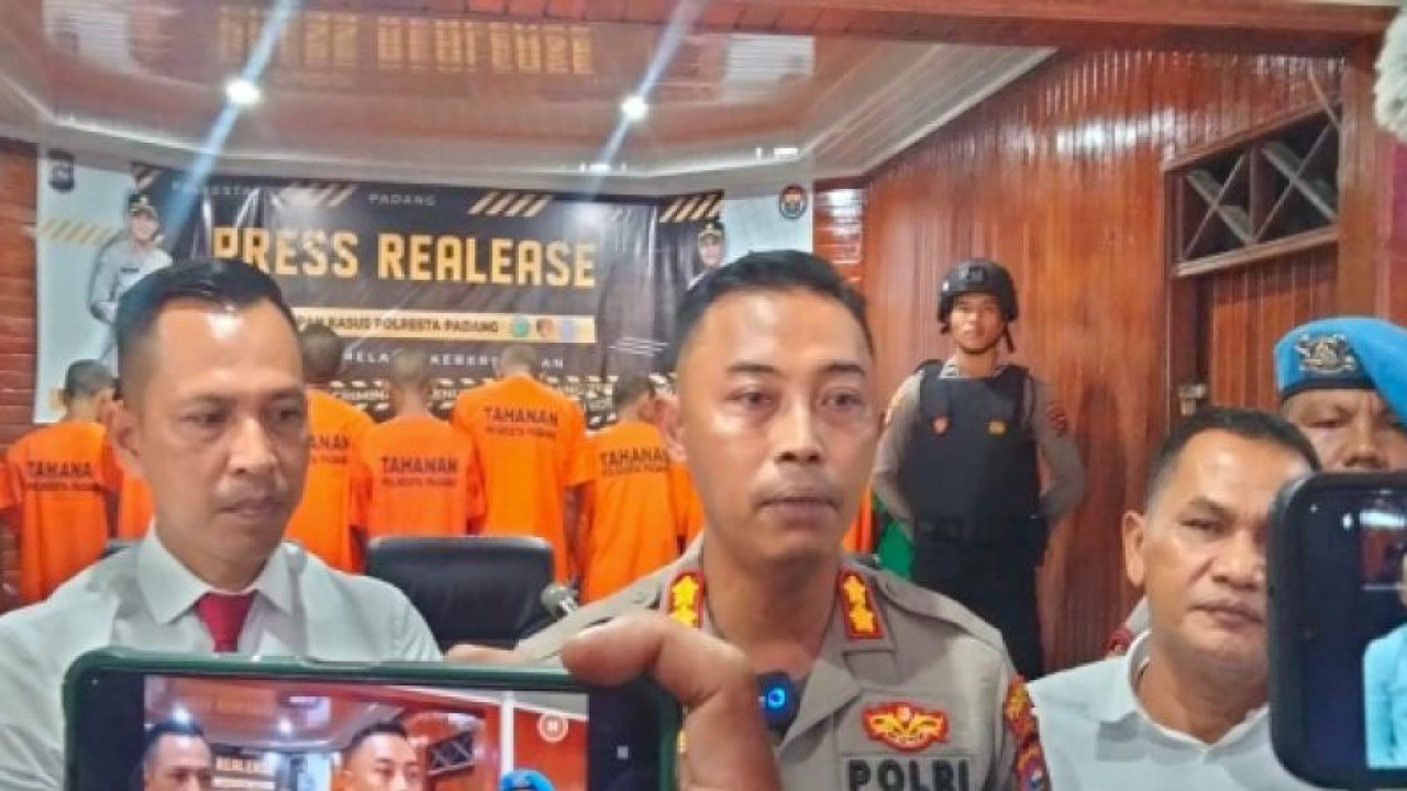 Wakil Kepala Kepolisian Resor Kota Padang AKBP AKBP Ruly Indra Wijayanto saat menggelar jumpa pers pengungkapan kasus di Padang, Senin (12/6/2023). ANTARA/FathulAbdi