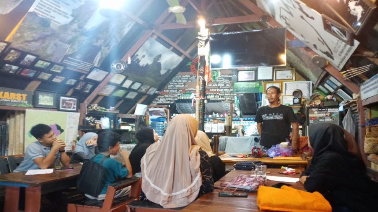 Foto bersama setelah pertemuan membahas sampah dan pengelolaannya dengan kelompok sasaran anak-anak di Desa Salengrang, Kecamatan Bontoa, Kabupaten Maros, Sulsel. (Antara/HO-ID)