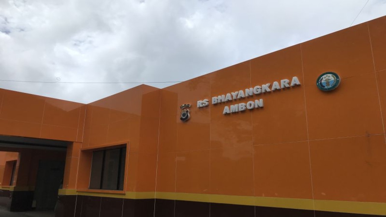 Rumah Sakit Bhayangkara Ambon tampak depan, di Ambon, Kamis. (ANTARA/Winda Herman)
