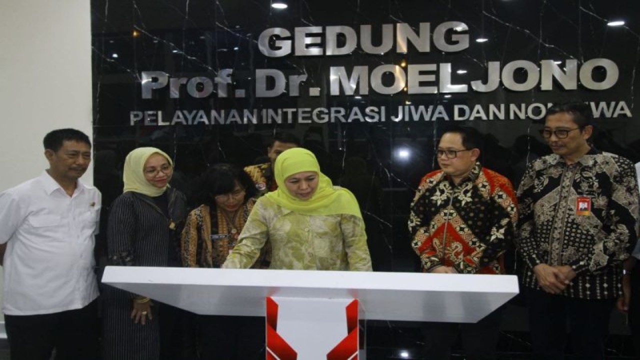Gubernur Jawa Timur Khofifah Indar Parawansa meresmikan Gedung Prof. Dr. dr. R Moeljono Notosoedirdjo, MPH, SpKJ di Rumah Sakit Jiwa Menur Surabaya, Senin malam (19/6/2023). (ANTARA/Moch Asim)