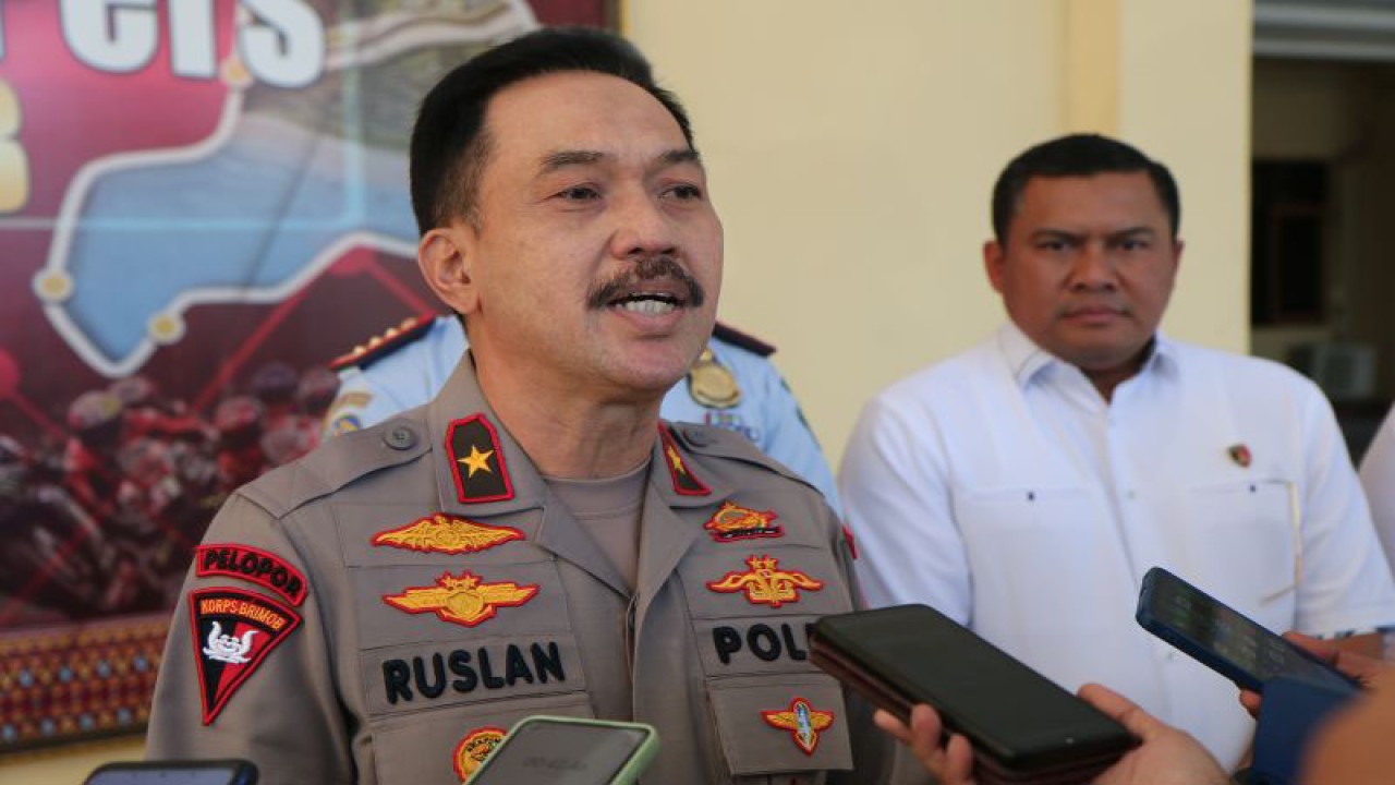 Wakapolda NTB yang sekaligus menjabat sebagai Ketua Satgasda TPPO Polda NTB Brigjen Polisi Ruslan Aspan memberikan keterangan pers usai rapat koordinasi bersama stakeholders membahas upaya pemberantasan TPPO di Mataram, Kamis sore (15/6/2023). ANTARA/Dhimas B.P.