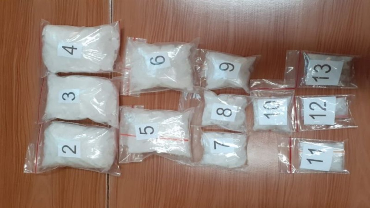 Polisis sita 13 paket sabu dari pengedar berinisial MSA (36), Selasa (6/6/2023). ANTARA/Ho-Polsek Tambora