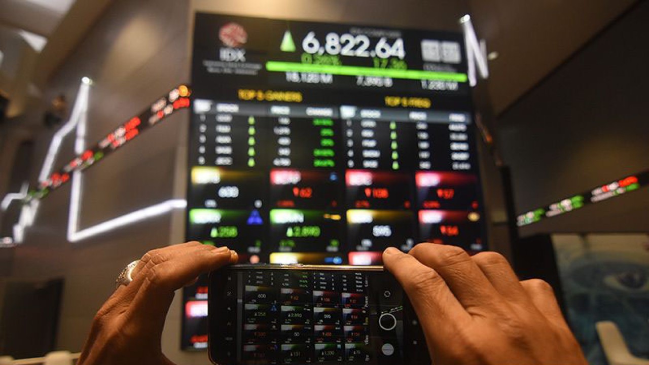 Pegawai memotret layar pergerakan saham di Bursa Efek Indonesia, Jakarta, Senin (3/4/2023). ANTARA FOTO/Indrianto Eko Suwarso/tom/aa.