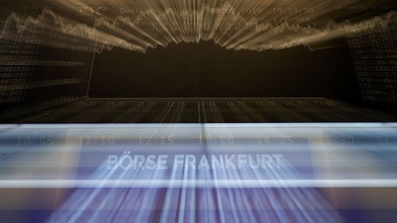 Dokumentasi - Papan indeks saham Jerman (DAX) terlihat pada akhir hari perdagangan di bursa efek Jerman (Deutsche Boerse) di Frankfurt, Jerman. ANTARA/REUTERS / Kai Pfaffenbach / File Photo/pri. (REUTERS/KAI PFAFFENBACH)