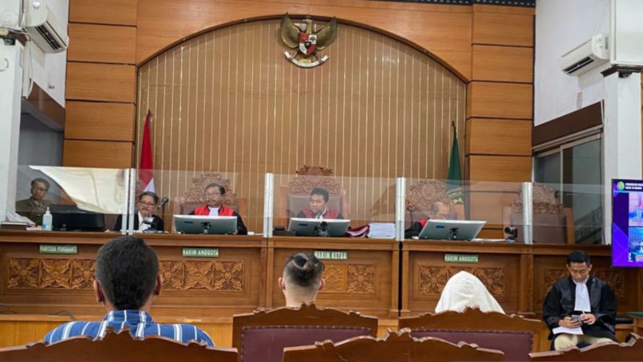 Tiga saksi (dari kiri ke kanan) yakni Chriswanda Oliver (37), Rafael Benitez (19), dan anak AG (15) menghadiri persidangan Mario-Shane, Jakarta, Selasa (27/6/2023). ANTARA/Luthfia Miranda Putri