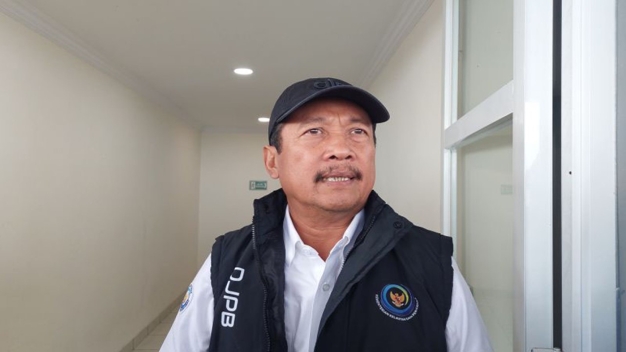 Menteri Kelautan dan Perikanan Sakti Wahyu Trenggono saat ditemui di tambak udang budidaya berbasis kawasan (BUBK) Kebumen, Selasa (6/6/2023). ANTARA/ (Sinta Ambarwati)