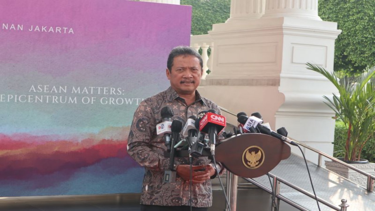 Menteri Kelautan dan Perikanan Sakti Wahyu Trenggono menyampaikan pernyataan kepada wartawan di lingkungan istana kepresidenan pada Jumat (23/6/2023) (ANTARA/Desca Lidya Natalia)