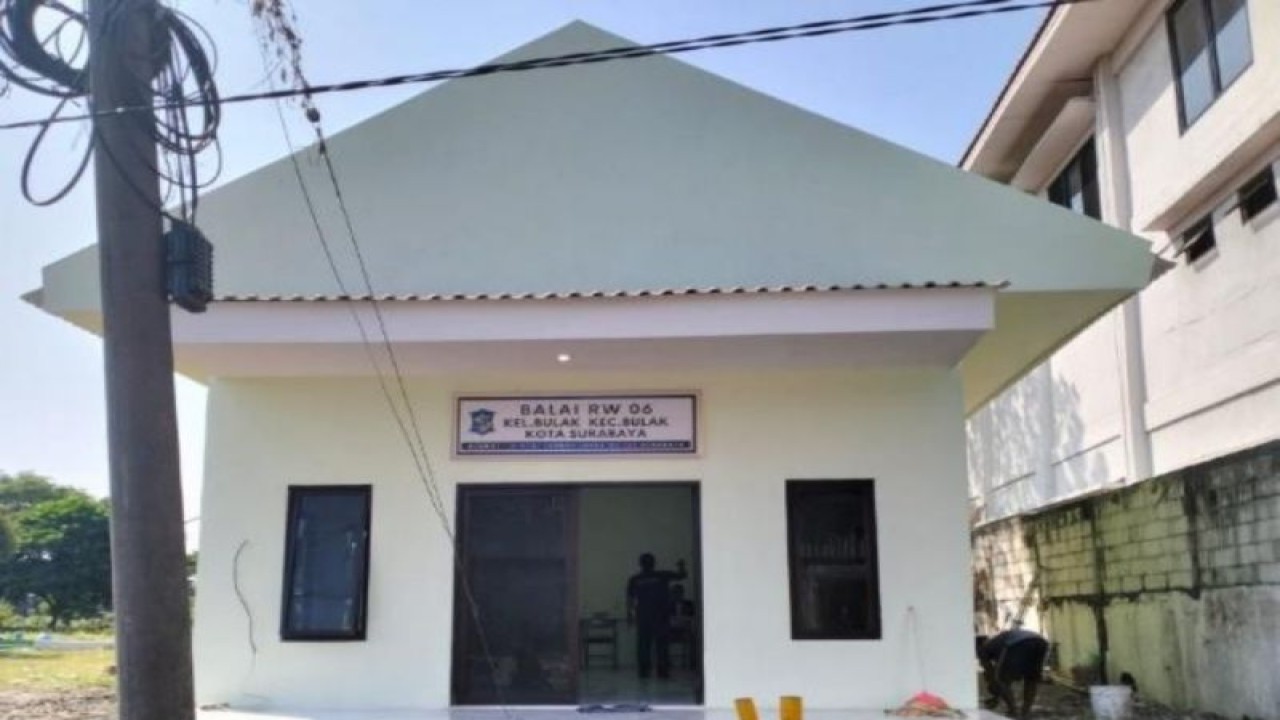 Salah satu Balai RW 06 di Kelurahan/Kecamatan Bulak, Kota Surabaya yang telah diperbaiki. ANTARA/HO-Diskominfo Surabaya
