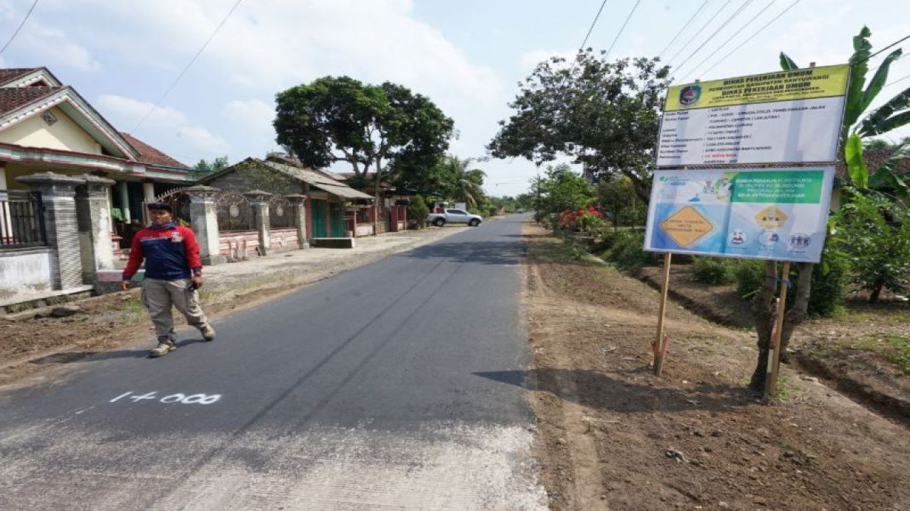 Salah satu jalan poros antar-kecamatan di Banyuwangi, Jatim, dalam proses pengerjaan. ANTARA/HO-Humas Pemkab Banyuwangi