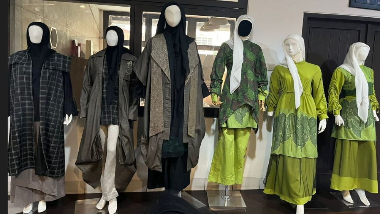 Desainer muda Indonesia Salwa Ratu Dewi Tanara menampilkan koleksi pertama yang digunakan para model cantik Uzbekistan pada 'Indonesia Culture Night' di Tashkent, Uzbekistan, Sabtu (3/6/2023). (Istimewa)