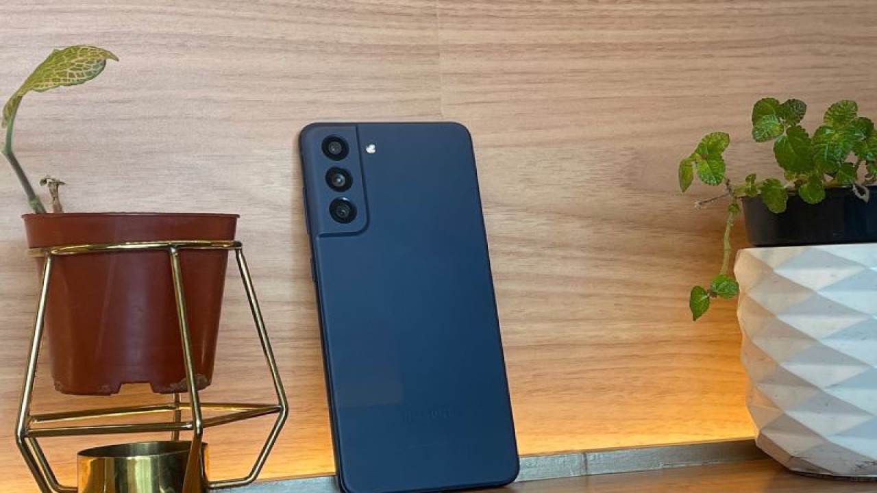 Produk Samsung Galaxy S21 FE 5G varian warna navy blue yang baru saja resmi diluncurkan di Jakarta, Kamis (15/6/2023). (ANTARA/Lifia Mawaddah Putri)
