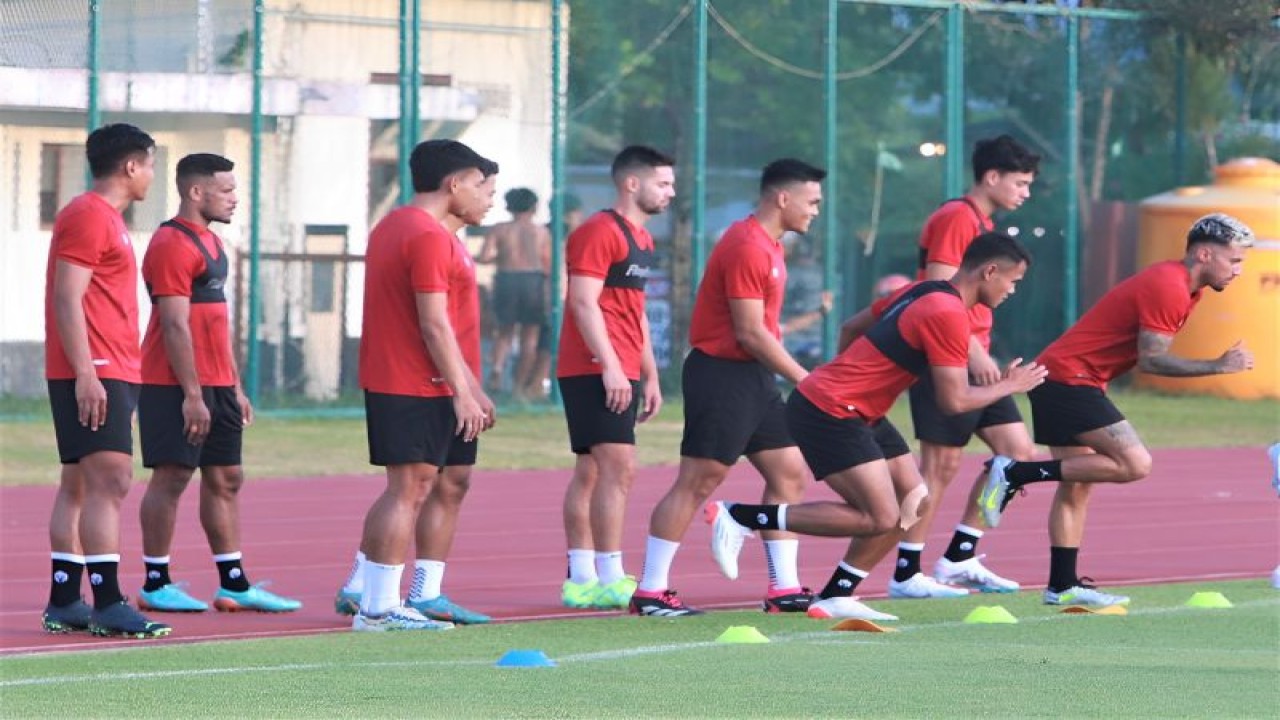 Pemain keturunan Sandy Walsh (tengah) bersama rekan timnya saat latihan di Lapangan Thor Surabaya, Rabu (7/6/2023). (ANTARA/Naufal Ammar Imaduddin)