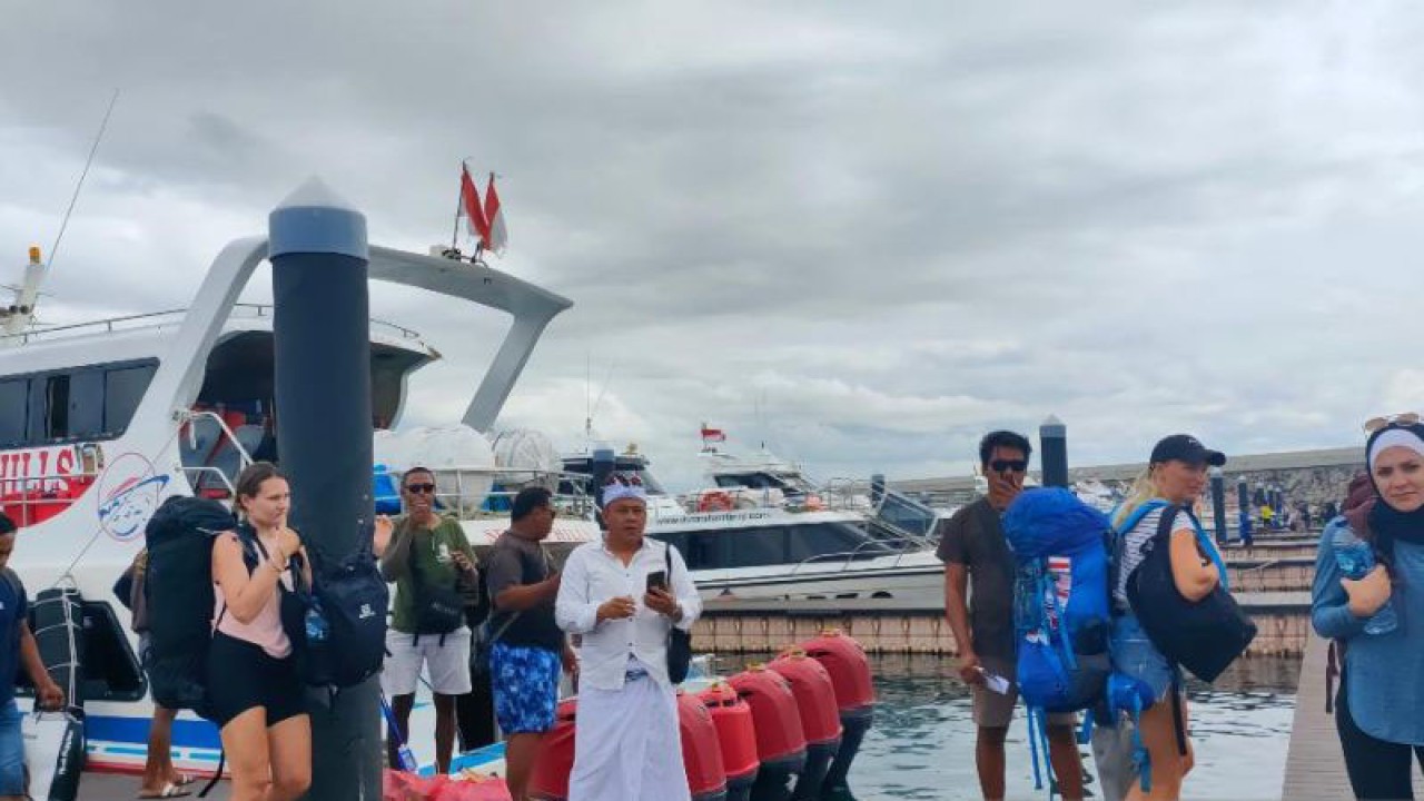 Ilustrasi - Sejumlah wisatawan mancanegara dan domestik yang akan menyeberang ke Nusa Penida melalui Pelabuhan Sanur Denpasar belum lama ini. ANTARA/Ni Luh Rhismawati.