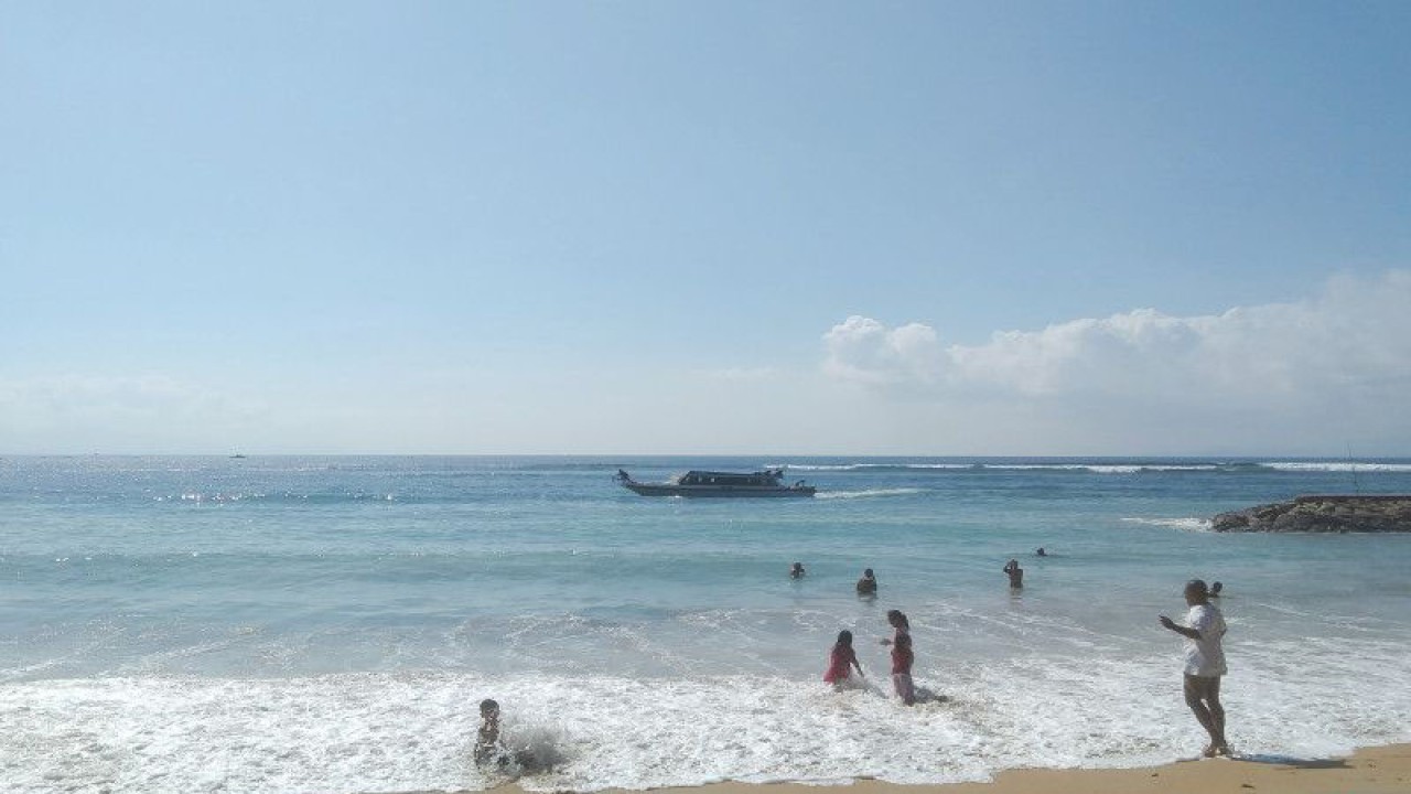 Kapal cepat berlayar di perairan Sanur, Denpasar, Bali, Minggu (18/6/2023) FOTO ANTARA/Dewa Ketut Sudiarta Wiguna