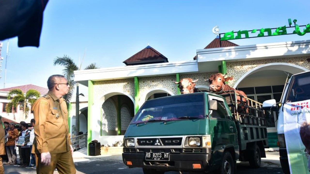 Gubernur Kalbar Sutarmidji menyerahkan sapi kurban bantuan dari Presiden kepada pengurus Masjid Besar Khairussa'adah di Kecamatan Sungai Raya, Kabupaten Kubu Raya. (ANTARA/Rendra Oxtora)