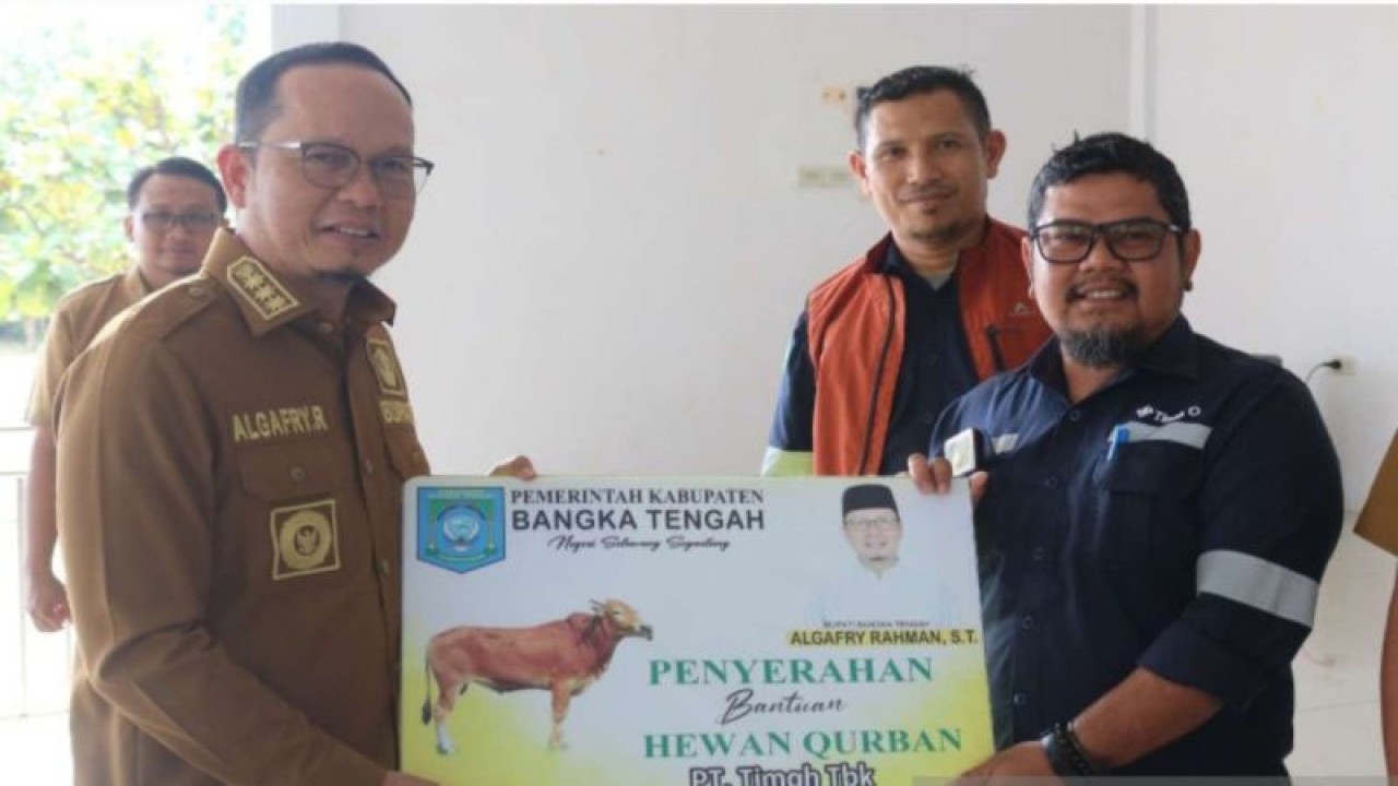 Bupati Bangka Tengah Algafry Rahman saat menyerahkan bantuan sapi untuk disembelih pada Hari Raya Idul Adha 1444 Hijriyah, Selasa (27/6) (ANTARA/Ahmadi)