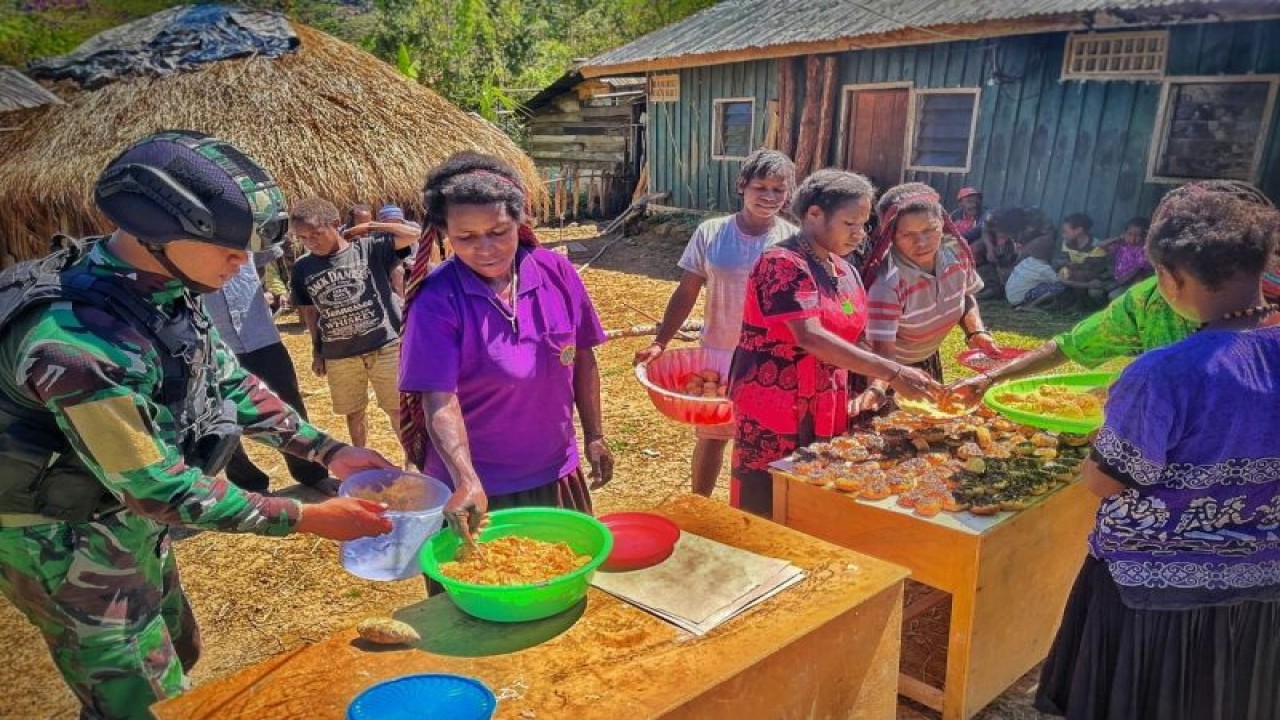 Satgas Yonif Raider 321/GT/13/1 Kostrad Pos Kotis Mbua saat mengajarkan para mama-mama membuat kuliner keripik dan donat dari ubi di Distrik Mbua, Kabupaten Nduga, Papua Pegunungan. (ANTARA/HO- Satgas Yonif Raider 321)