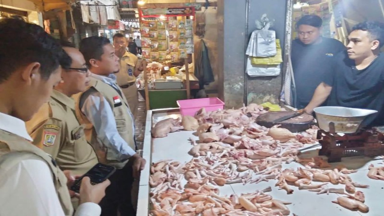 melakukan pemantauan pada sejumlah pasar yang ada di wilayah Kabupaten Malang.