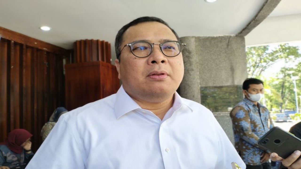 Sekretaris Satuan Tugas (Satgas) Percepatan Sosialisasi Undang-Undang Cipta Kerja Arief Budimanta saat diwawancarai awak media massa di Padang, Selasa, (27/6). ANTARA/Muhammad Zulfikar.