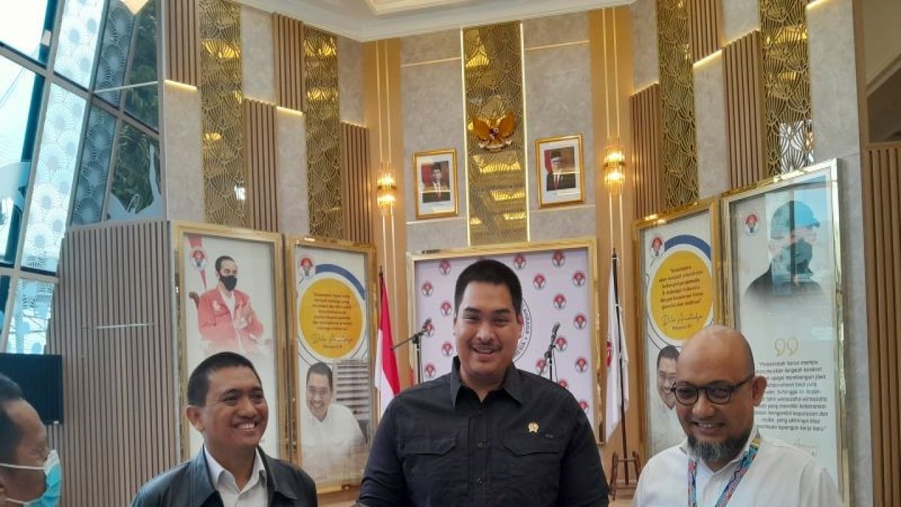 Menteri Pemuda dan Olahraga Dito Ariotedjo (tengah) bersama dengan Wakil Satgasus Pencegahan Korupsi POLRI Novel Baswedan (kanan) dan Anggota Satgasus Pencegahan Korupsi POLRI Yudi Purnomo (kiri) saat melakukan kunjungan di kantor Kementerian Pemuda dan Olahraga (Kemenpora), Senin (12/6/2023). (ANTARA/FAJAR SATRIYO)
