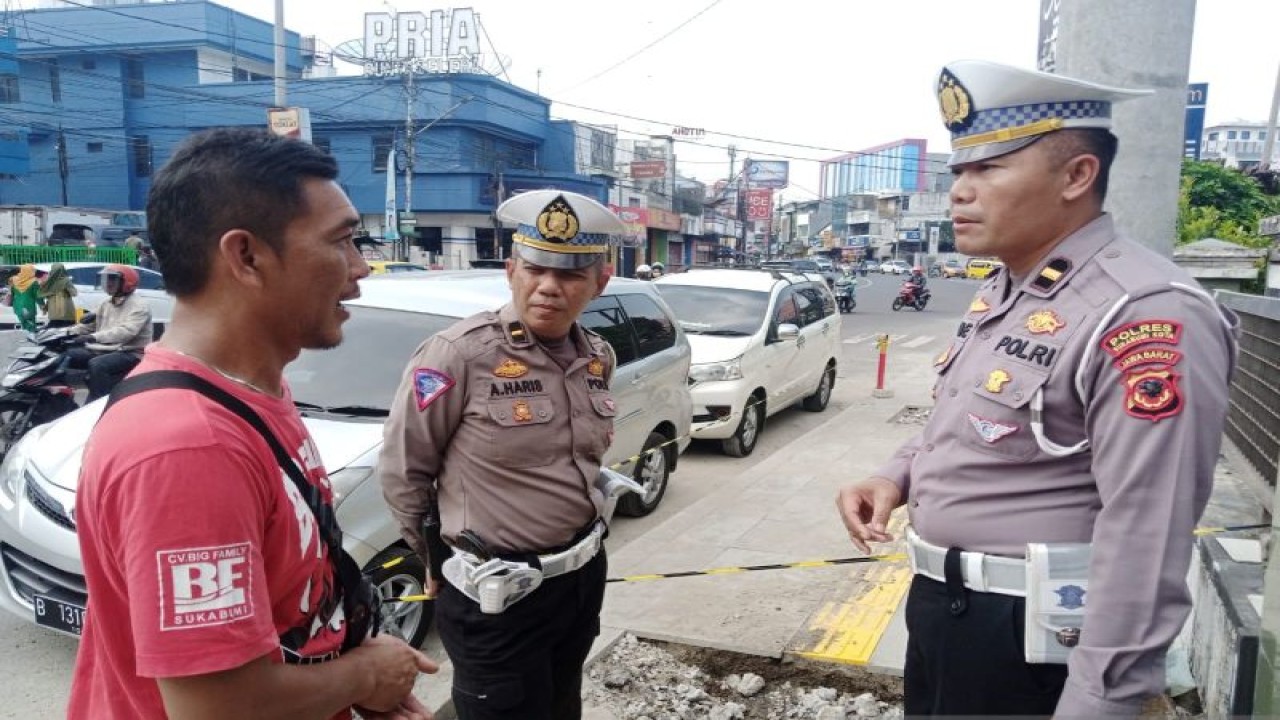 Personel Satlantas Polres Sukabumi Kota saat melaksanakan sidak di lokasi pembangunan pedestrian di Jalan Sudirman, Kecamatan Warudoyong, Kota Sukabumi, Jabar pada Selasa, (13/6). Antara/Aditya Rohman