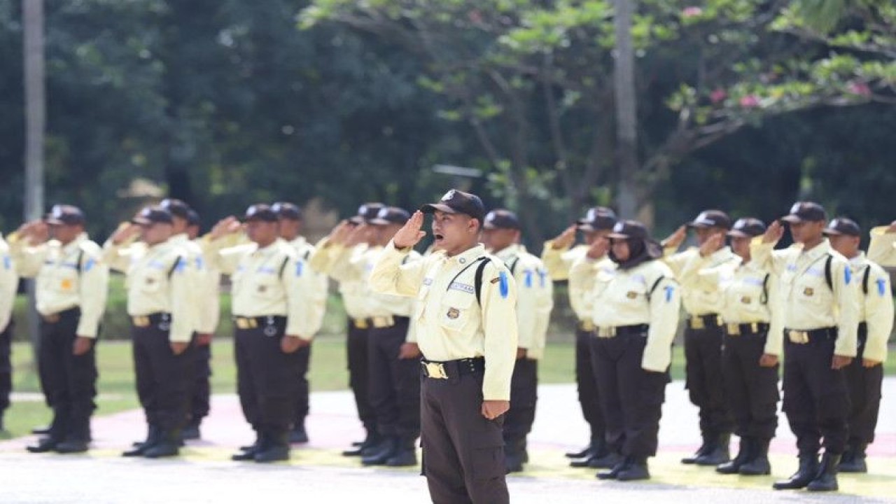 Sebanyak 100 peserta mengikuti Pelatihan Satuan Pengamanan (Satpam) kualifikasi Gada Pratama 2023 di Lapangan Kantor wali Kota Jakarta Timur, Rabu (14/6/2023). ANTARA/HO-Kominfotik Jakarta Timur