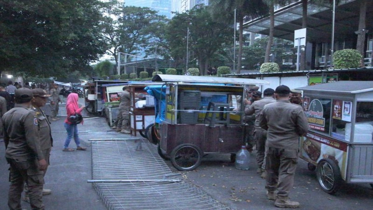 Petugas gabungan menertibkan parkir liar di Jalan Senopati Dalam I, Kebayoran Baru, Jakarta, Rabu (14/6/2023). ANTARA/HO-Satpol PP DKI Jakarta