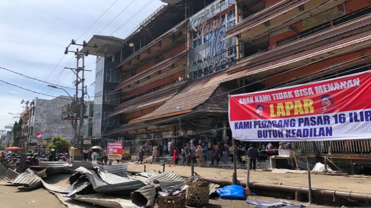 Keadaan gedung Pasar 16 Ilir setelah dilakukan penertiban oleh Satpol PP Kota Palembang, Selasa (20/6/2023). (ANTARA/Ahmad Rafli Baiduri)