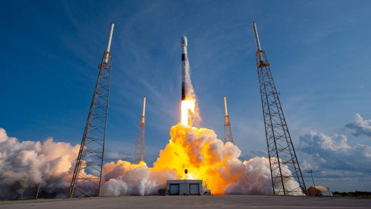 Peluncuran Satelit SATRIA milik PT Pasifik Satelit Nusantara (PSN) di SpaceX, Florida, Amerika Serikat pada Senin (19/6/2023). Keberhasilan peluncuran satelit ini menjadi pencapaian gemilang tertinggi bagi pemerintah Indonesia. Kehadiran satelit multifungsi ini akan memperkuat infrastruktur teknologi, informasi, dan komunikasi sehingga berperan penting dalam menghapus kesenjangan akses internet di Indonesia yang merupakan negara kepulauan. ANTARA/HO-PSN.