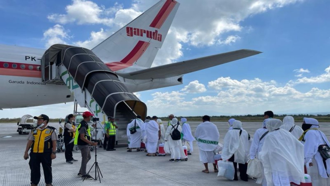 Jamaah haji asal NTB saat diberangkatkan melalui embarkasi Bandara Internasional Lombok, Nusa Tenggara Barat, Selasa (20/6/2023) (FOTO ANTARA/Humas Bandara Lombok)