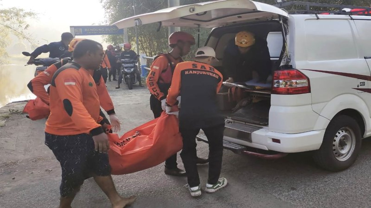 Personel Basarnas Surabaya pada saat melakukan evakuasi jenazah salah satu korban terseret arus Sungai Brantas, di Dam Blobo, Kecamatan Kepanjen, Kabupaten Malang, Jawa Timur, Rabu (21/6/2023). ANTARA/HO-Basarnas Surabaya