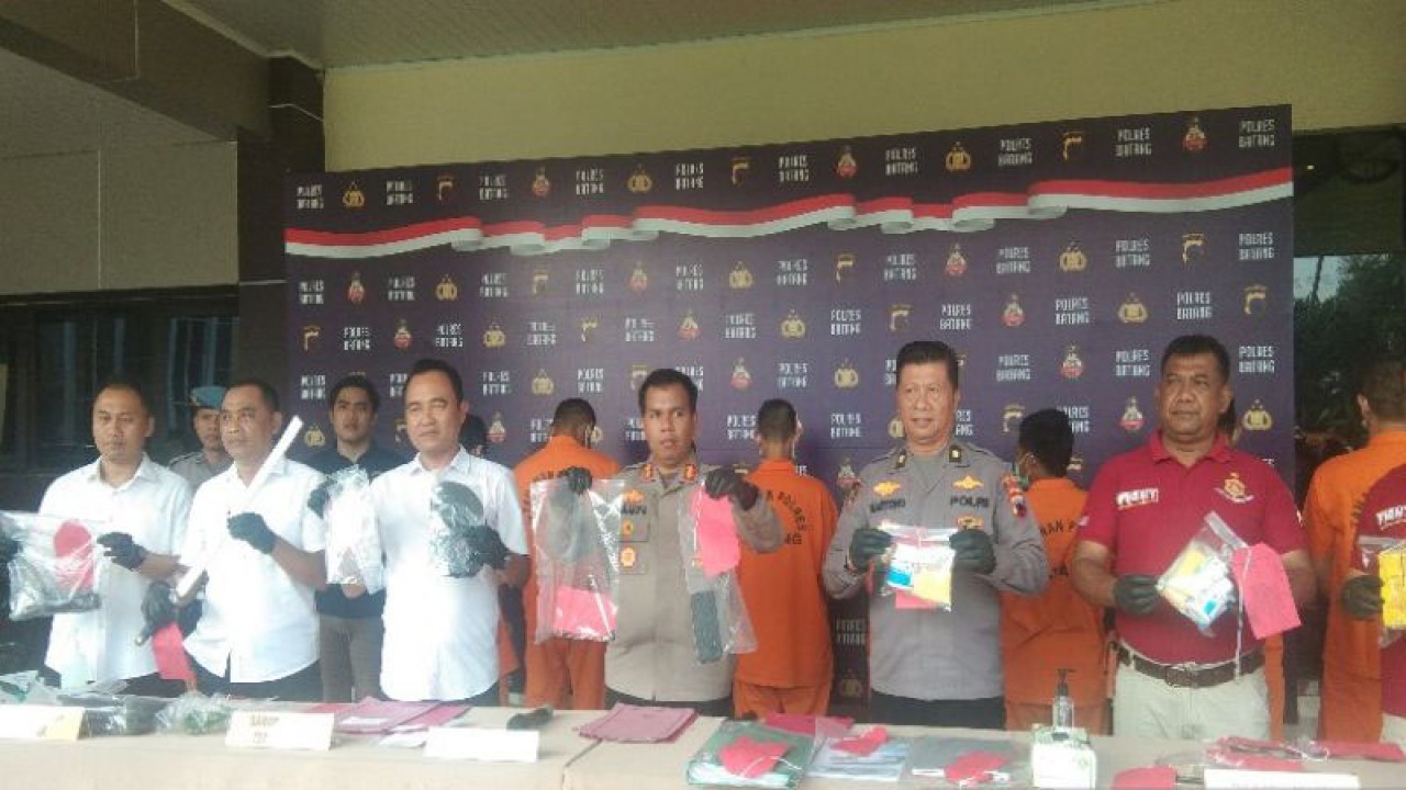 Kepala Kepolisian Resor Batang AKBP Saufi Salamun (nomor 3 dari kanan) bersama Kepala Satuan Narkoba AKP Bambang Tunggo (kanan) sedang menunjukan barang bukti kejahatan pada acara konferensi pers, Selasa (20/6/2023). (ANTARA/Kutnadi)