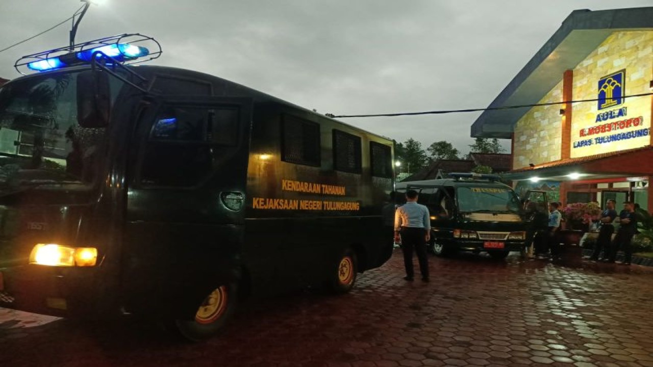 Proses pemindahan puluhan SBP Lapas Klas II B Tulungagung, Kamis (8/6/2023) ANTARA/HO - JP