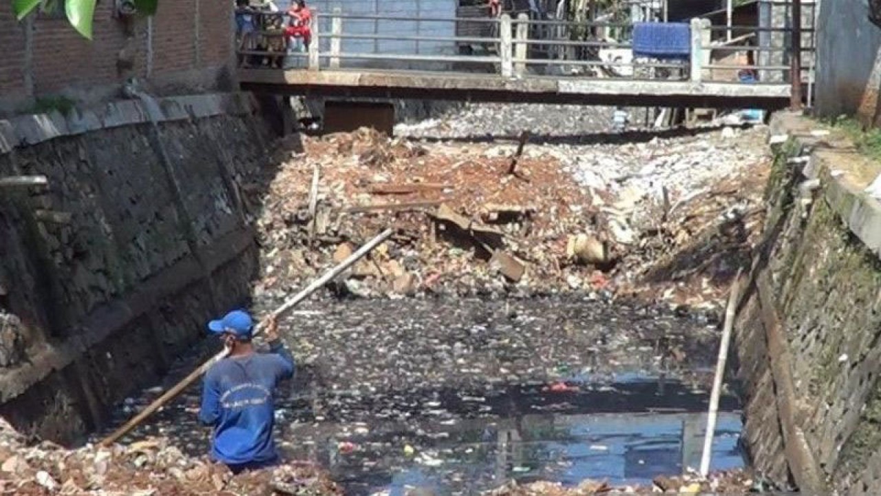 Petugas dari Suku Dinas Sumber Daya Air (SDA) Jakarta Timur tengah melakukan pembersihan sampah di proyek sodetan kali Kampung Sumur, Kelurahan Klender, Kecamatan Duren Sawit, Jakarta Timur, Jumat (9/6/2023). ANTARA/Syaiful Hakim