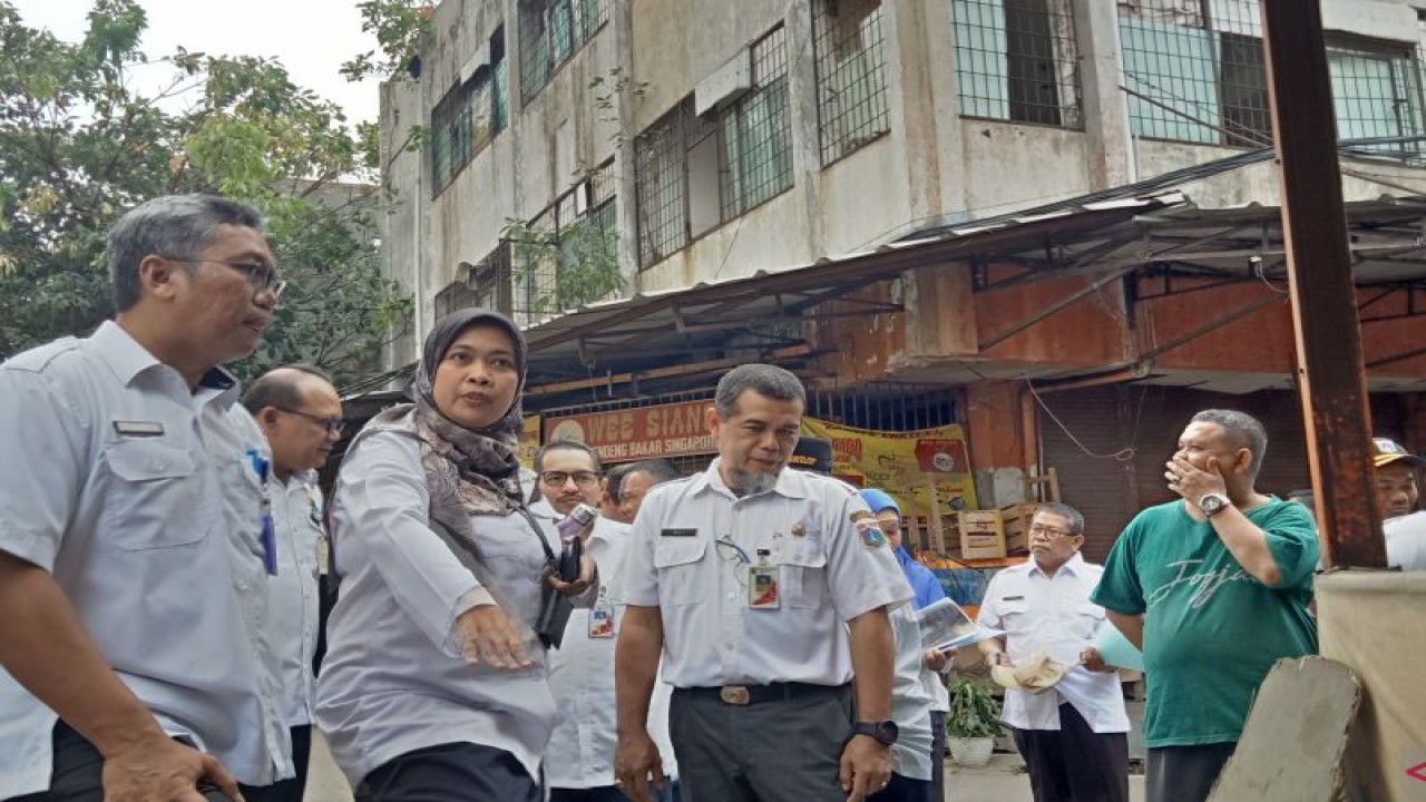 Kepala Suku Dinas Sumber Daya Air (SDA) Jakarta Barat, Purwanti Suryandari dalam peninjauan kawasan Pancoran Glodok, Taman Sari, Jakarta Barat, Rabu (7/6/2023). ANTARA/Risky Syukur