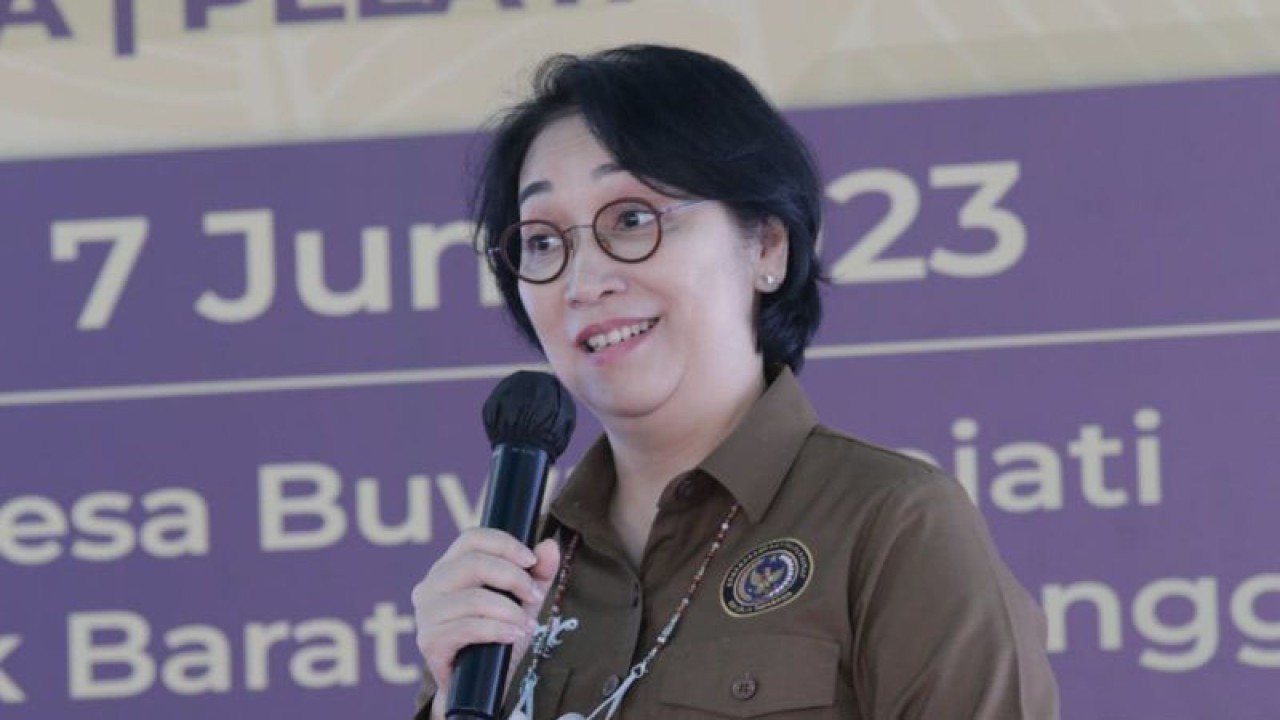 Direktur Pengembangan Sumber Daya Manusia (SDM) Kemenparekraf Florida Pardosi dalam kegiatan "Sosialisasi Sadar Wisata 5.0" di Desa Wisata Buwun Sejati, Lombok Barat, NTB, Rabu (7/6/2023). ANTARA/HO-Kemenparekraf