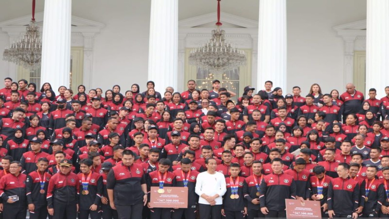Presiden Joko Widodo menerima Atlet Nasional SEA Games ke-32 di Istana Merdeka, Jakarta, Senin (5/6/2023). ANTARA/Rangga Pandu Asmara Jingga