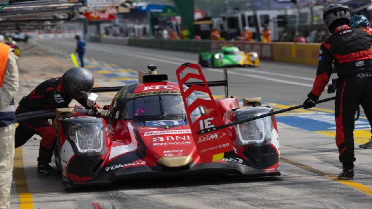 WRT 31 melakoni balapan penuh drama hingga finis P5 pada FIA World Endurance Championship (WEC) 2023 kelas LMP2 putaran 24 Hours of Le Mans 2023 di Circuit de la Sarthe, Le Mans, Prancis, yang berakhir Minggu (11/6/2023). (ANTARA/HO-WRT 31)