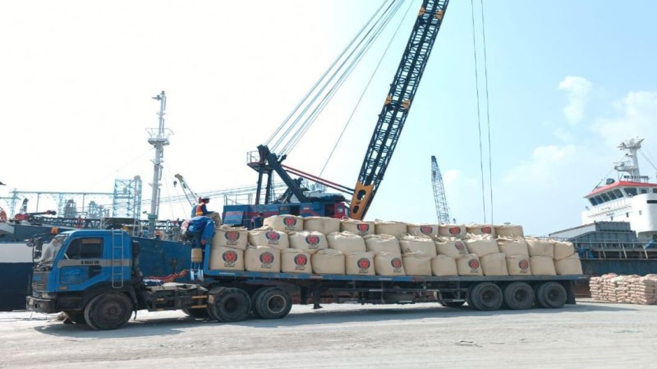 Sebanyak 2.300 ton semen curah tipe V untuk proyek smelter Amman, di Sumbawa, NTB. ANTARA/HO-MPXL.