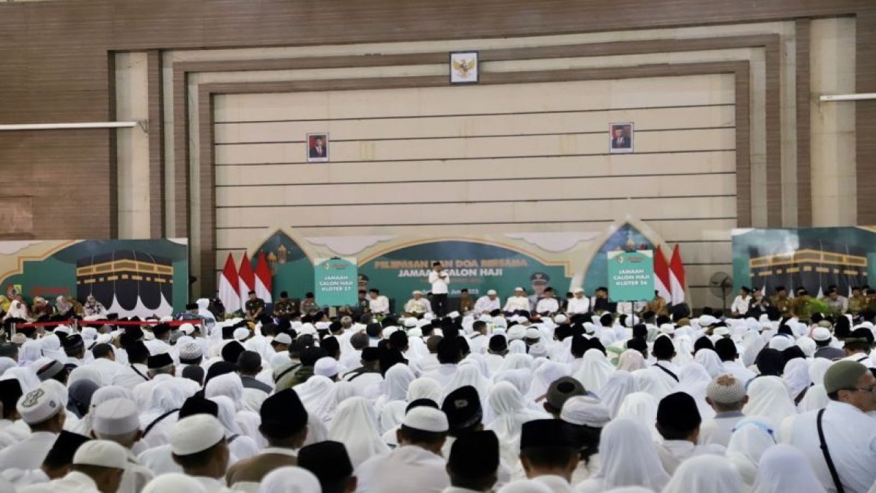 Kepala Kementerian Agama Jember Akhmad Sruji Bahtiar memberikan laporan saat pelepasan jamaah calon haji di Gedung Serbaguna Jember, Selasa (6/6/2023). (ANTARA/HO-Diskominfo Jember)