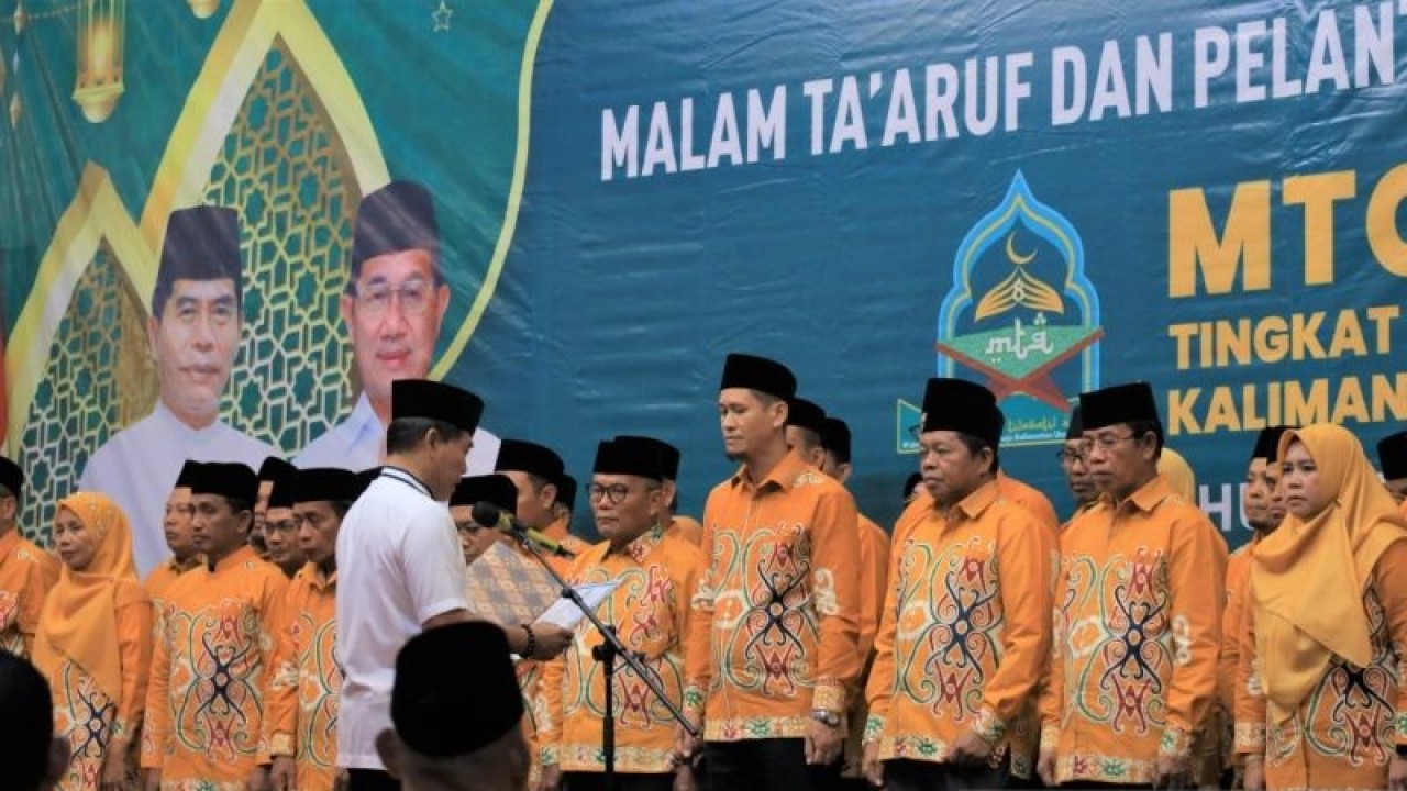 Gubernur Kaltara Zainal A Paliwang (kemeja putih) melantik Dewan Hakim dan Pengawas Dewan Hakim MTQ VIII Provinsi Kaltara di Kota Tarakan, Minggu (18/6/2023) malam. Adapun pembukaan MTQ VIII ini akan dilaksanakan Senin (19/6/2023) pukul 20.00 WITA di Islamic Centre Kota Tarakan. (ANTARA/Muh. Arfan)