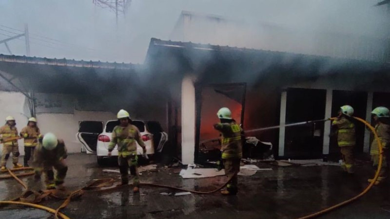 Personel pemadam kebakaran dari Suku Dinas Penanggulangan Kebakaran dan Penyelamatan (Gulkarmat) Jakarta Barat sedang memadamkan kebakaran di Jalan Joglo Raya No 72, RT 001 RW 001, Kelurahan Joglo, Kecamatan Kembangan, Jakarta Barat, Jumat (2/6/2023) pagi. ANTARA/ HO-Sudin Gulkarmat Jakbar