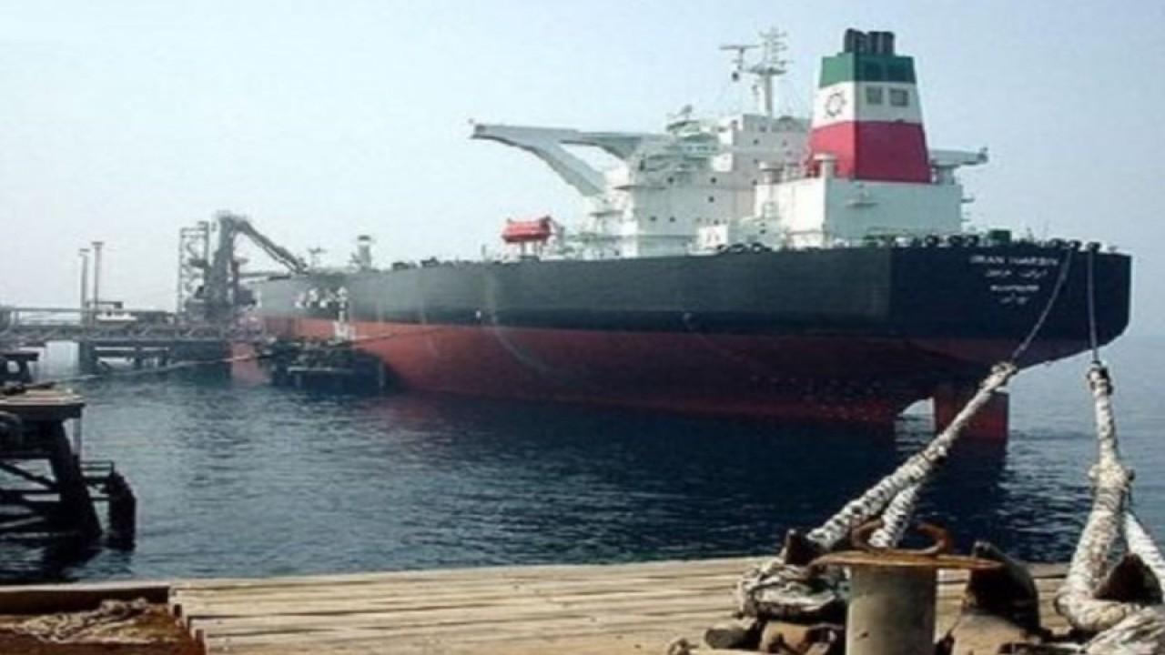 Sebuah kapal tanker Iran mengisi minyak di ladang minyak Teluk Persia (foto: ilustrasi).